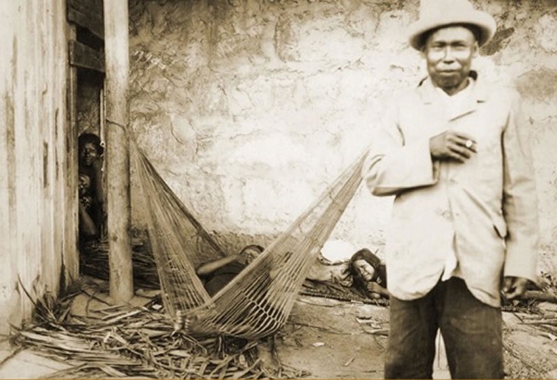 540-En-esta-fotografía-se-trata-de-mostrar-a-una-familia-indígena