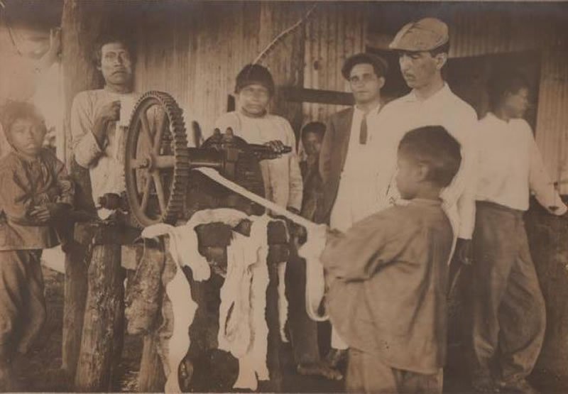 540-Indígenas-utilizando-tecnología-occidental-imágenes-que-fueron-utilizadas-por-Julio-C.-Arana-para-defenderse-de-las-denuncias-de-maltratos-que-pesaban-en-su-contra