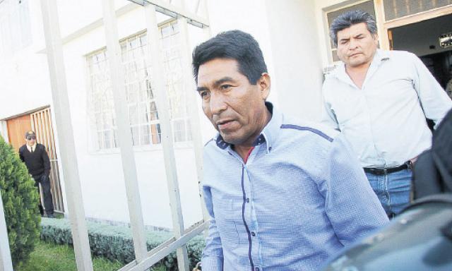 Instantes en que autoridades locales se retiran de mesa de diálogo. Foto: La República