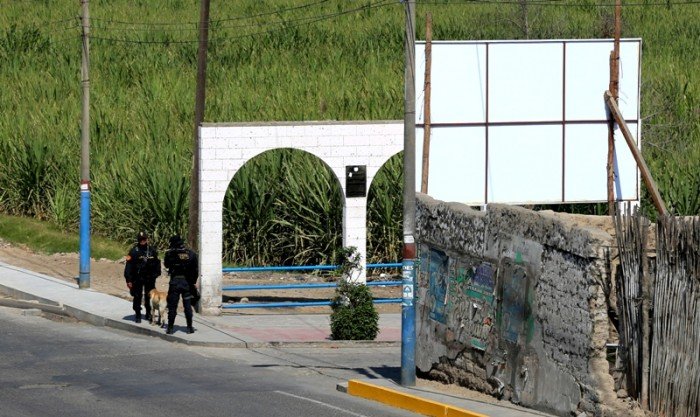 policías en cruce de carreteras