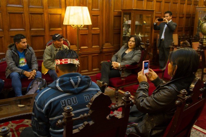 Líderes indígenas se reunieron con la lagisladora Ana Jara en la sede del Congreso.