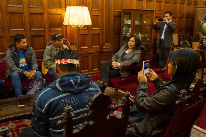 Líderes indígenas se reunieron con la lagisladora Ana Jara en la sede del Congreso. 