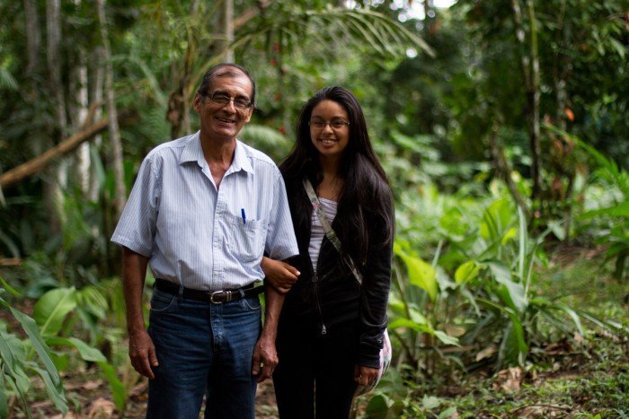 Víctor y K'erenda Zambrano en el área de conservación privada que debe su nombre a la hija del líder ambientalista. Foto: Conservamos por Naturaleza.