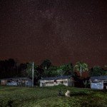 Noche estrellada en la comunidad. Al no haber luz eléctrica, la mayoría de las casas cuentan con un generador electrógeno, por lo que la gasolina para su funcionamiento es un bien que deben saber dosificar.