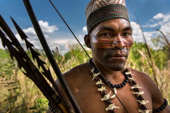 Luis Cárdenas Tello nos muestra orgulloso su legado Amahuaca. Yurúa es un distrito multi étnico conviven 6 pueblos indígenas distintos, entre ellos los amahuacas, asheninka, ashaninka, yaminahua, yanesha, chitonahuas, junto con una pequeña cantidad de mestizos y gente de Brasil.