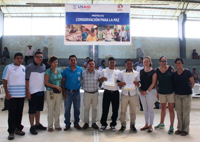 entrega-de-titulos-a-samito-y-santa-maria