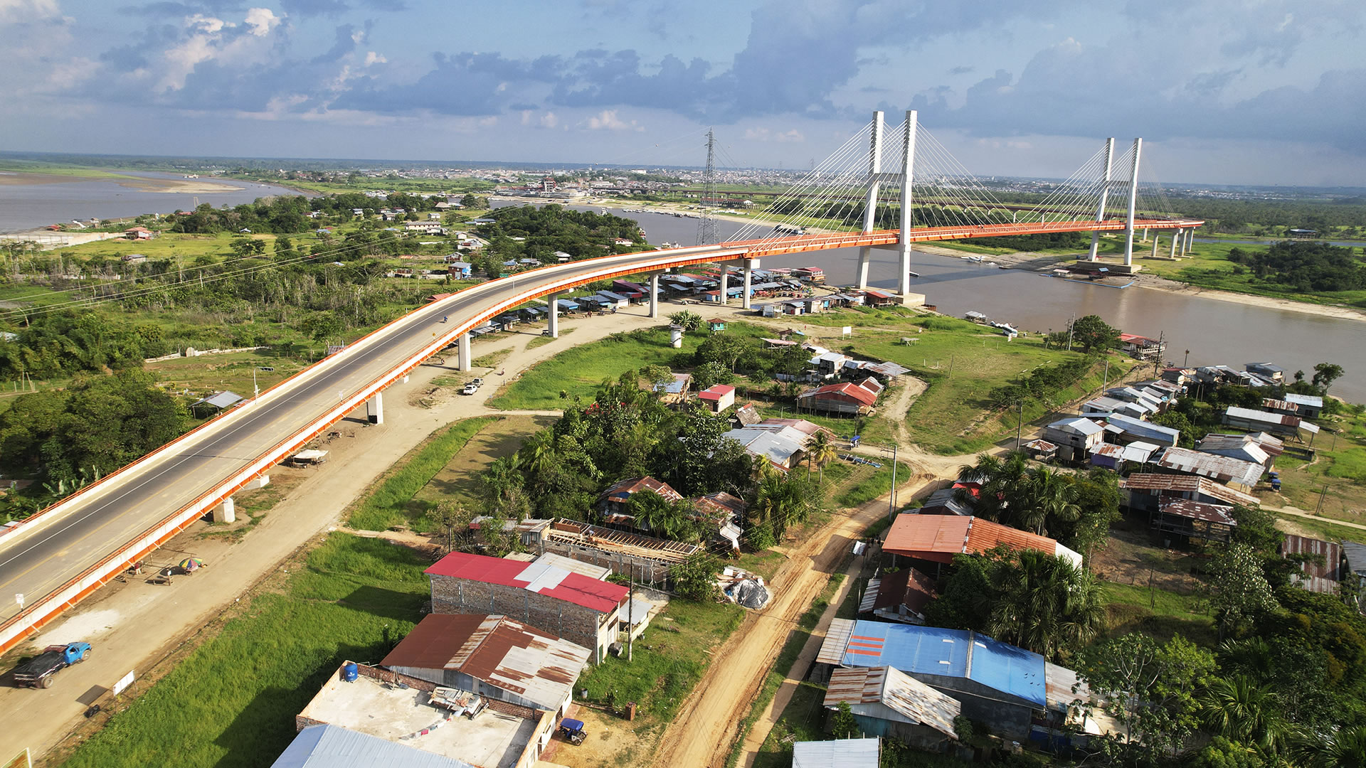 El Puente Nanay, primer tramo y punto de partida de la carretera Bellavista - Mazán - Salvador - El Estrecho, en Loreto, que busca llegar hasta la frontera con Colombia en un recorrido de casi 200 km atravesando bosques amazónicos. (Foto: Vico Méndez).