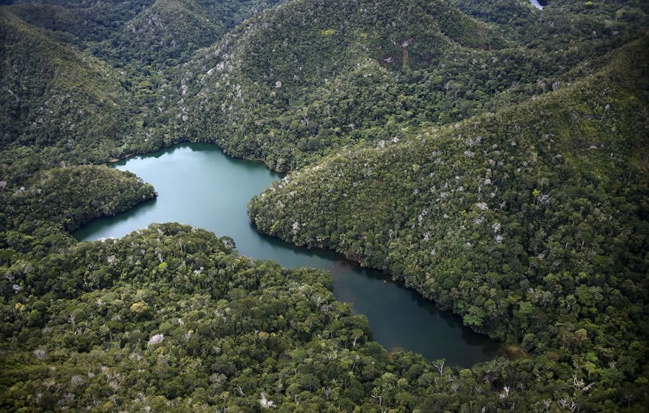 Sierra del Divisor es un lugar especial, de esos pocos que quedan en el Perú y el mundo. Actualmente es una zona reservada, pero ello no es suficiente para protegerla. Parte del área se superpone con la Reserva Territorial Isconahua, establecida para la protección de un pueblo en aislamiento voluntario. La zona también posee hidrocarburos y en el pasado, el proceso que determinará su categoría y extensión final como área natural protegida se ha visto trabado por presiones del sector energía y minas. Mientras otras amenazas se ciernen sobre Sierra del Divisor, se hace más urgente conciliar visiones antes de que las heridas y cicatrices de la minería y la tala se hagan más profundas.