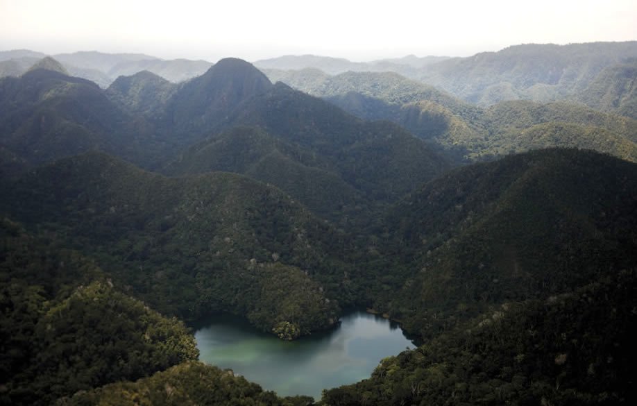 En esta zona podemos encontrar cadenas de montañas aisladas entre sí, que vigilan la planicie amazónica y albergan endemismos y tesoros naturales aún por ser descubiertos. Tal es el caso de esta laguna, fotografiada por primera vez durante el sobrevuelo realizado con el apoyo de ProNaturaleza -quien viene ejecutando un proyecto en la zona- y en coordinación con la Jefatura de la Zona Reservada.