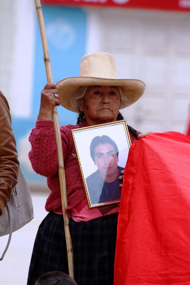 Madre de fallecido el año pasado carga retrato / Foto: Jorge Chávez
