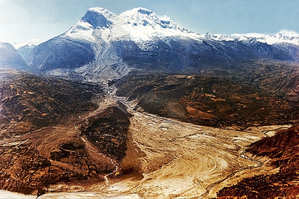 Fotografía muestra al nevado Huascarán luego del aluvión que sepultó Yungay en 1970.