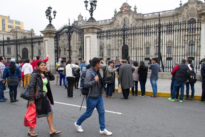 Martha Cairuna Fasabi, exjefa de la CN Shipibo Nuevo Saposoa y Alberto Cardozo Goñez, secretario de la CN Huambisa Lobo Santarrocino frente al Palacio de Gobierno. 