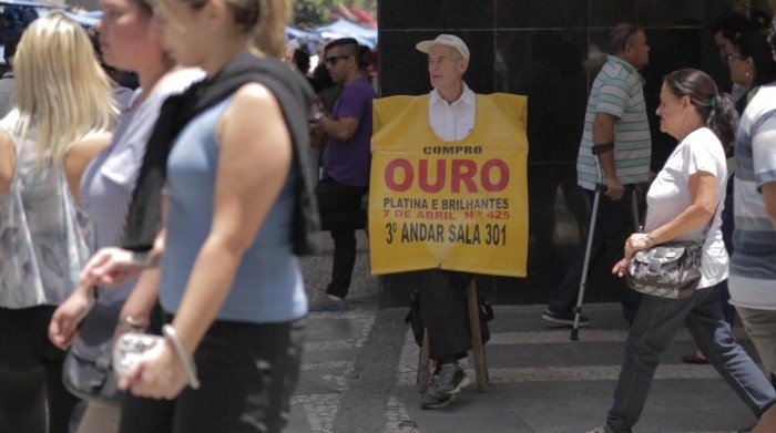 Compra de oro en calles de Sao Paulo, Brasil. Captura del documental.