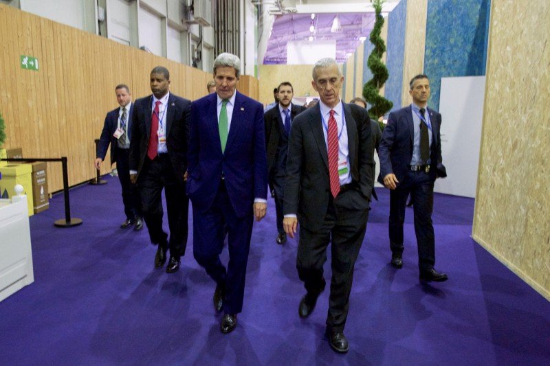 Secretario de Estado de EE.UU., John Kerry, y delegado Todd Stern.