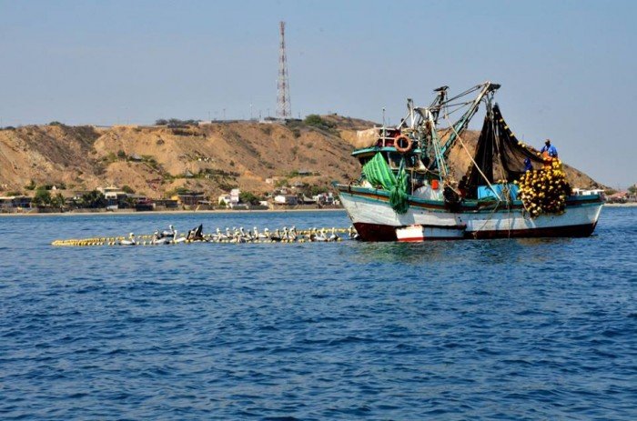 Pesca ilegal frente a Punta Sal_Foto Yuri Hooker