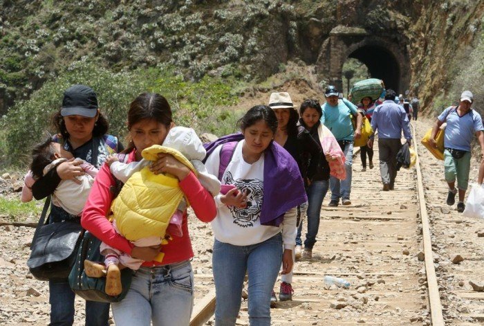 Huayco en el kilometro 82 de la carretera central deja la vía bloqueada