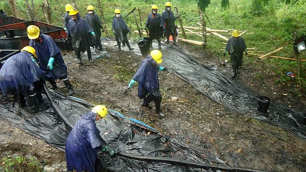 LIM01. CHIRIACO (PERÚ), 14/02/2016.- Trabajadores limpian un derrame de petróleo este martes, 9 de febrero de 2016, en el municipio de Chiriaco, en la región de Amazonas (Perú). Unas 250 personas trabajan en las tareas de limpieza del área afectada por un derrame de petróleo en la Amazonía de Perú, informó a Efe una organización indígena de la región hoy, domingo 14 de febrero de 2016. EFE/Onias Flores