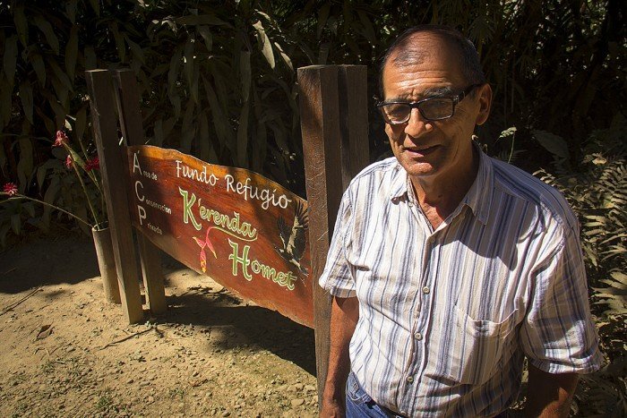 Víctor Zambrano con letrero Kerenda_saturada 1200