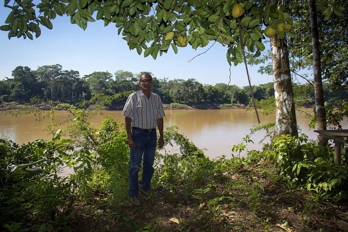 Víctor Zambrano frente al río