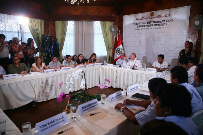 PPK en reunión con mineros informales_MDD_Presidencia de la República