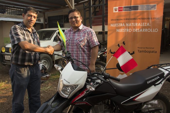 Entrega de moto a Reserva Nacional Tambopata