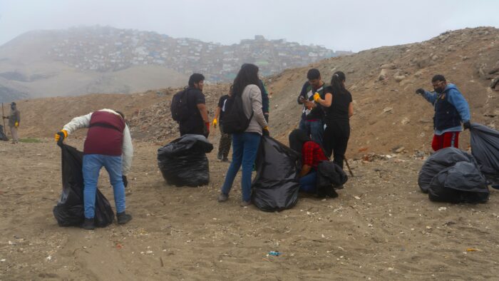 Pescadores y voluntarios limpiando la playa y segregando los residuos sólidos en bolsas separadas. Foto: Andrea Morales.
