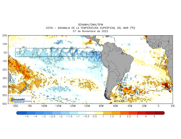 Anomalía de las temperaturas superficiales del mar. La parte blanca del océano es la que mantiene temperaturas normales. Las partes rojas son las que están más calientes de lo normal y las partes celestes son las que se encuentran más frías que en el promedio histórico conocido. La imagen muestra un evento frío de La Niña de gran intensidad para el océano Pacífico central.