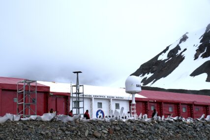 Estación Científica Machu Picchu, Ensenada Mackellar, Bahía Almirantazgo, Isla del Rey Jorge, Antártida