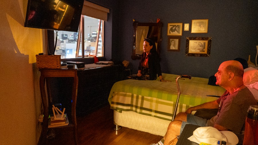 Rafael García en su habitación señalando el panel publicitario que afecta su salud