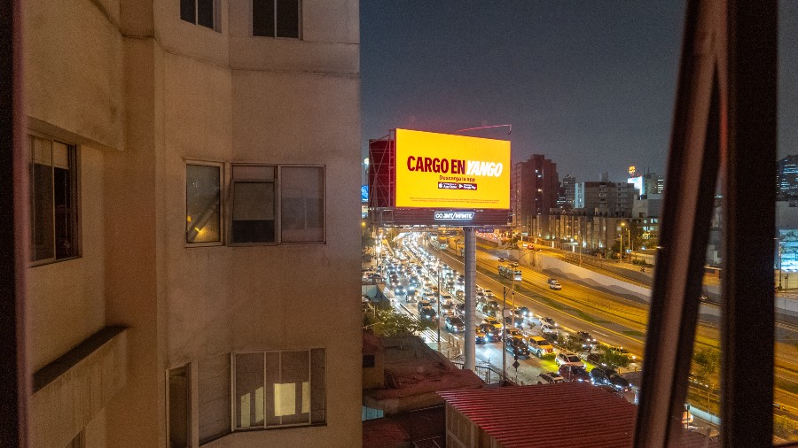 Panel publicitario de JMT Outdoors en urbanización Barboncito, Miraflores